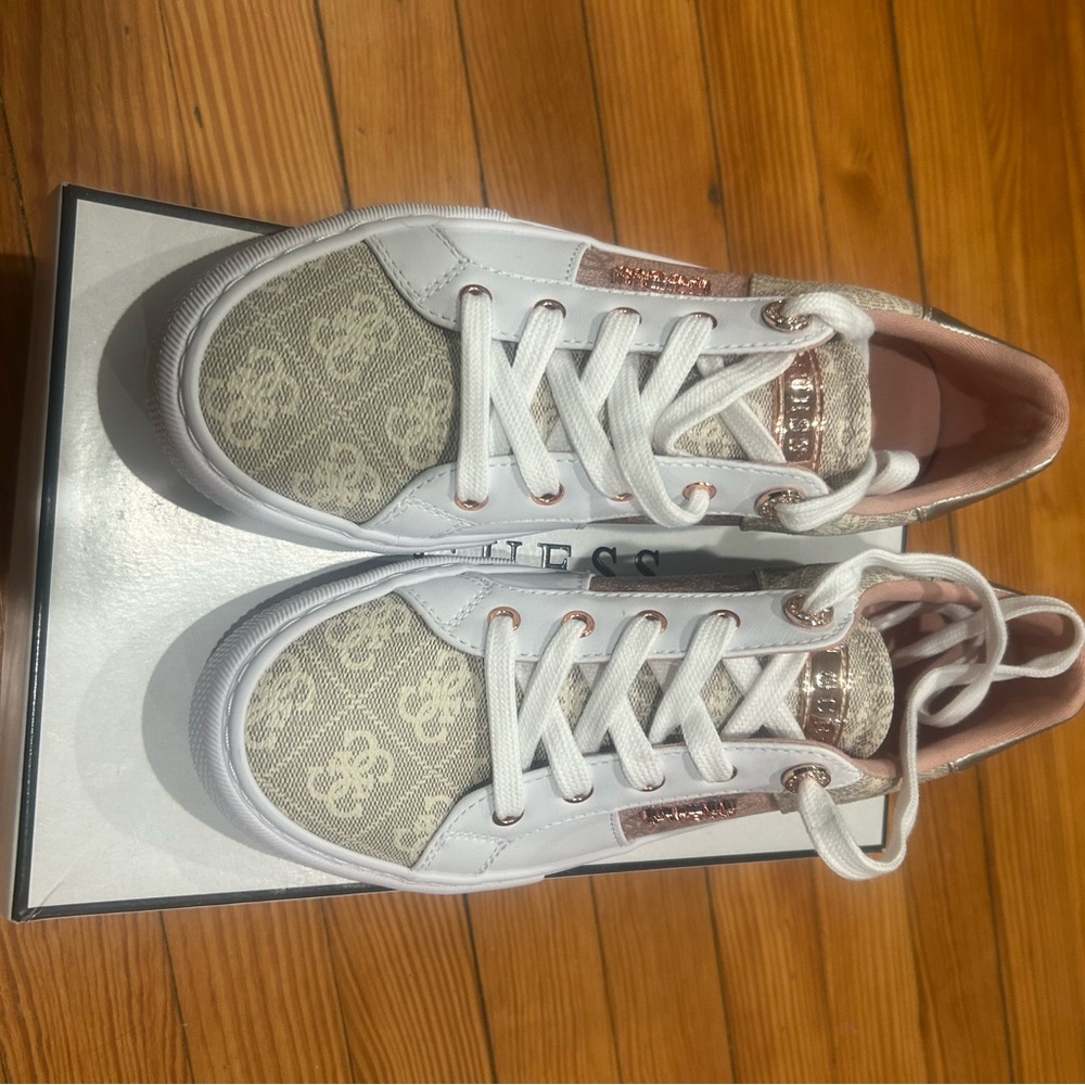 GUESS Women's White and Gold Patterned Sneakers